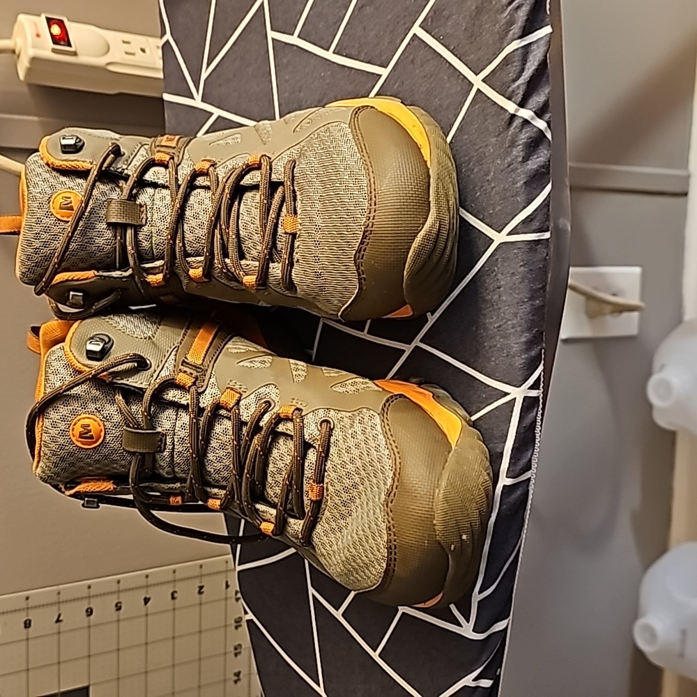 Merrell boot/shoe size 9 - Picture 2 of 5